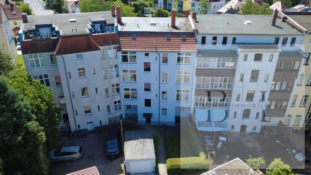 Immobilie in Zeitz - Kapitalanlage mit Entwicklungspotential – Mehrfamilienhaus mit 9 Garagen und 6 Stellplätzen - Bild 1