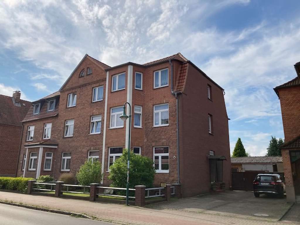 Immobilie in Hagenow - Unterkellerte Dreifamilienhaushälfte mit schönem Garten, 3 Garagen und 2 Stellplätz - Bild 0