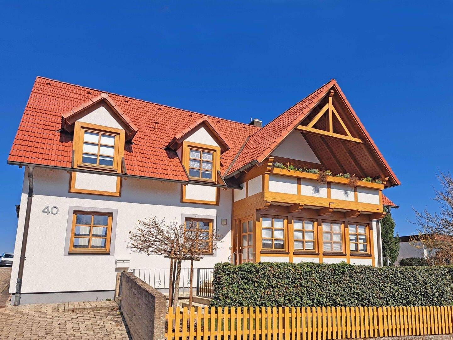 Immobilie in Heinersreuth - Großzügiges Einfamilienhaus mit zwei Einliegerwohnungen und herrlicher Aussicht - Bild 1