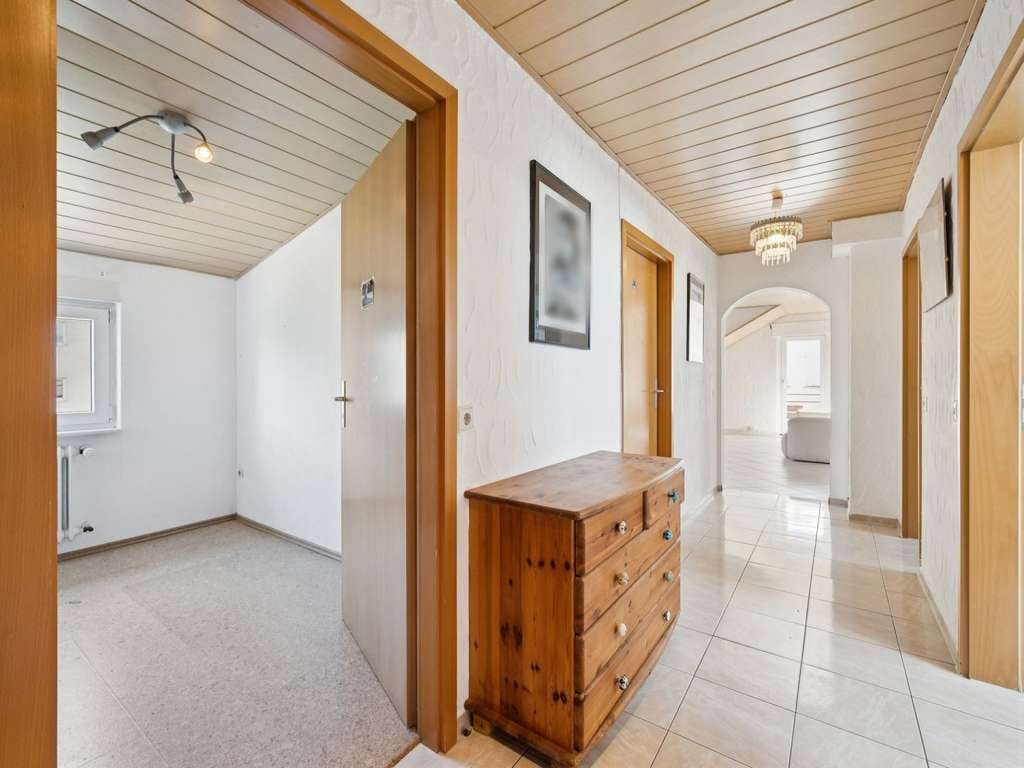 Immobilie in Neckartenzlingen - Charmante 4-Zimmer-Wohnung mit sonnigem Balkon, Stellplatz und eigenem Garten in Neckartenzlingen - Bild 4