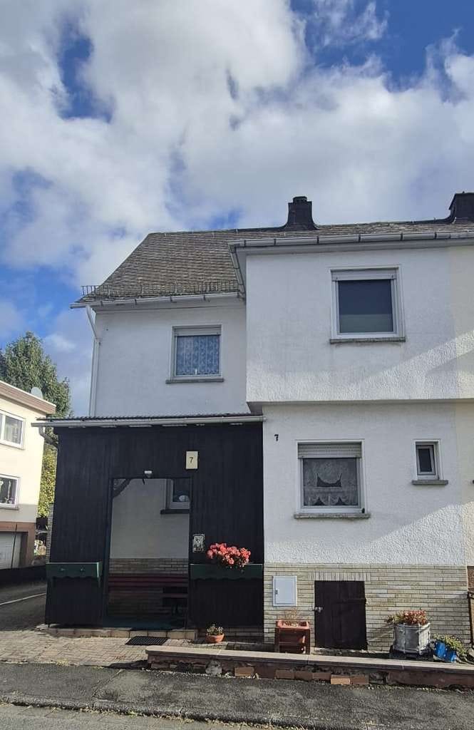 Immobilie in Dillenburg - Großzügige Doppelhaushälfte mit  Garten und Einzelgarage in unmittelbarer Nähe zum Schulzentrum - Bild 2