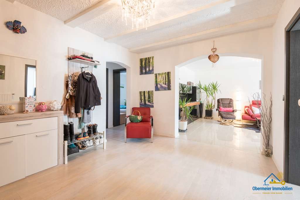Immobilie in Regenstauf - Stilvolle Erdgeschosswohnung mit Loggia & Garten in ruhiger Lage - Bild 1