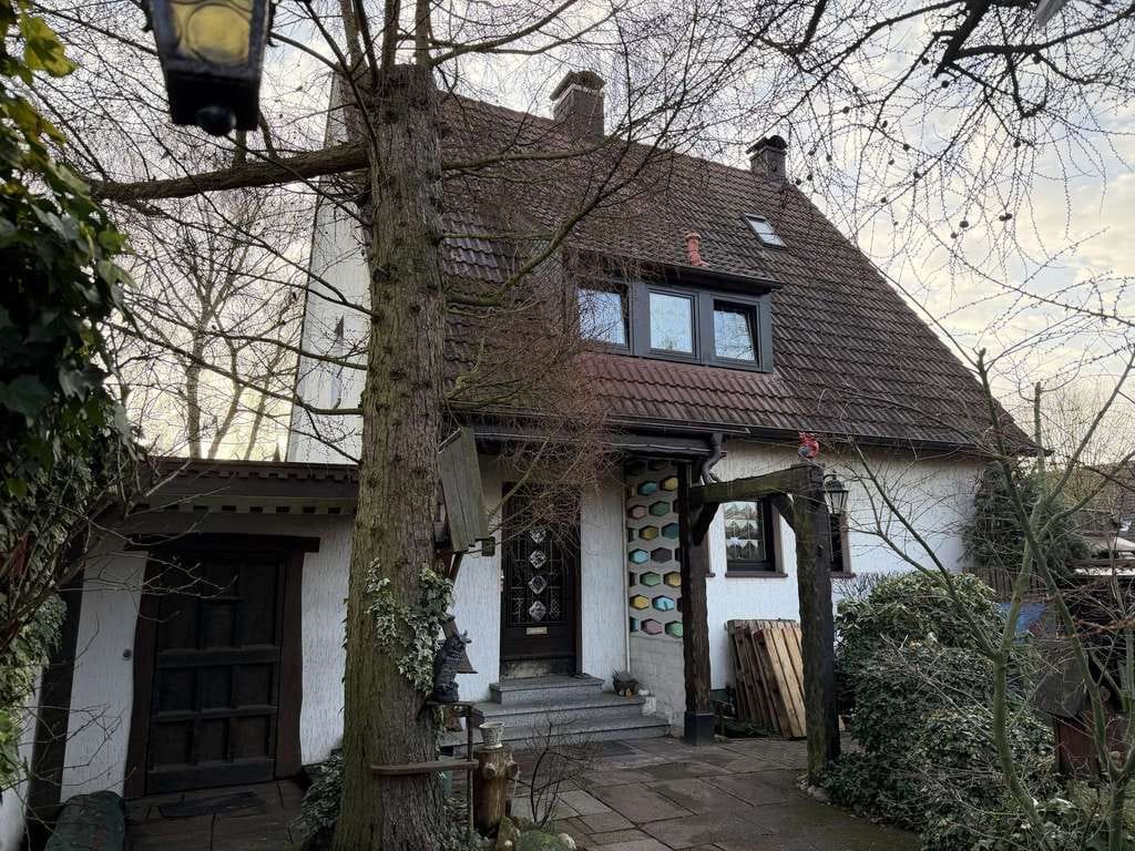 Immobilie in Schermbeck - Eigene Wohnideen verwirklichen in einem renovierungsbedürftigen Einfamilienhaus mit drei Garagen! - Bild 1