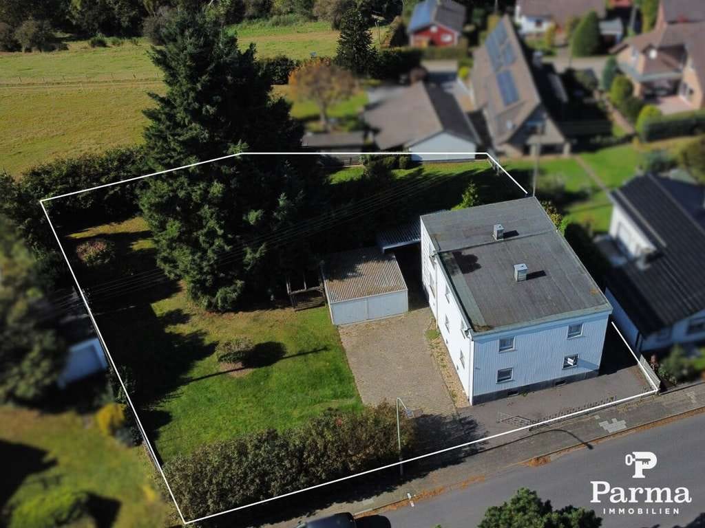 Immobilie in Hürtgenwald - Sanierungsbedürftiges Einfamilienhaus mit Baugrundstück und Doppelgarage in Hürtgenwald-Bergstein - Bild 0