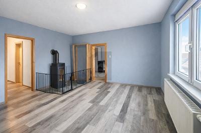 Immobilie in Neuhaus am Rennweg - IDYLLISCH MIT VIEL PLATZ, KAMIN UND TOLLEM GARTEN - Bild 2