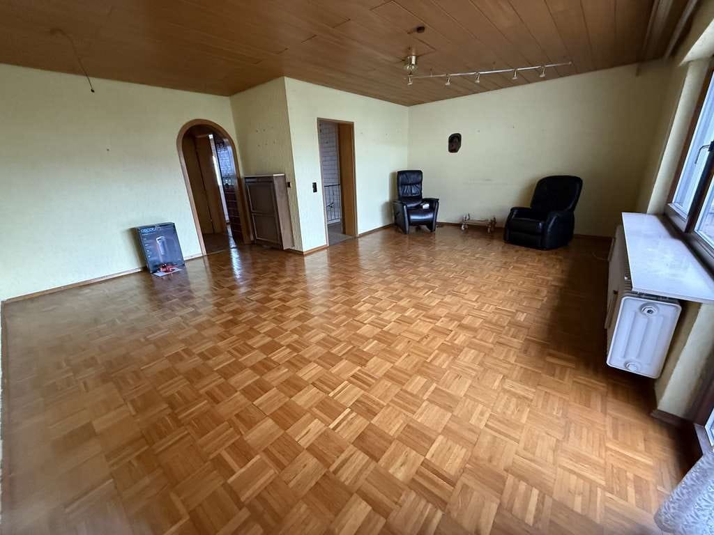 Immobilie in Neulußheim - Solider Bungalow mit Tageslicht-Kellerräumen und Erweiterungspotenzial - Bild 0