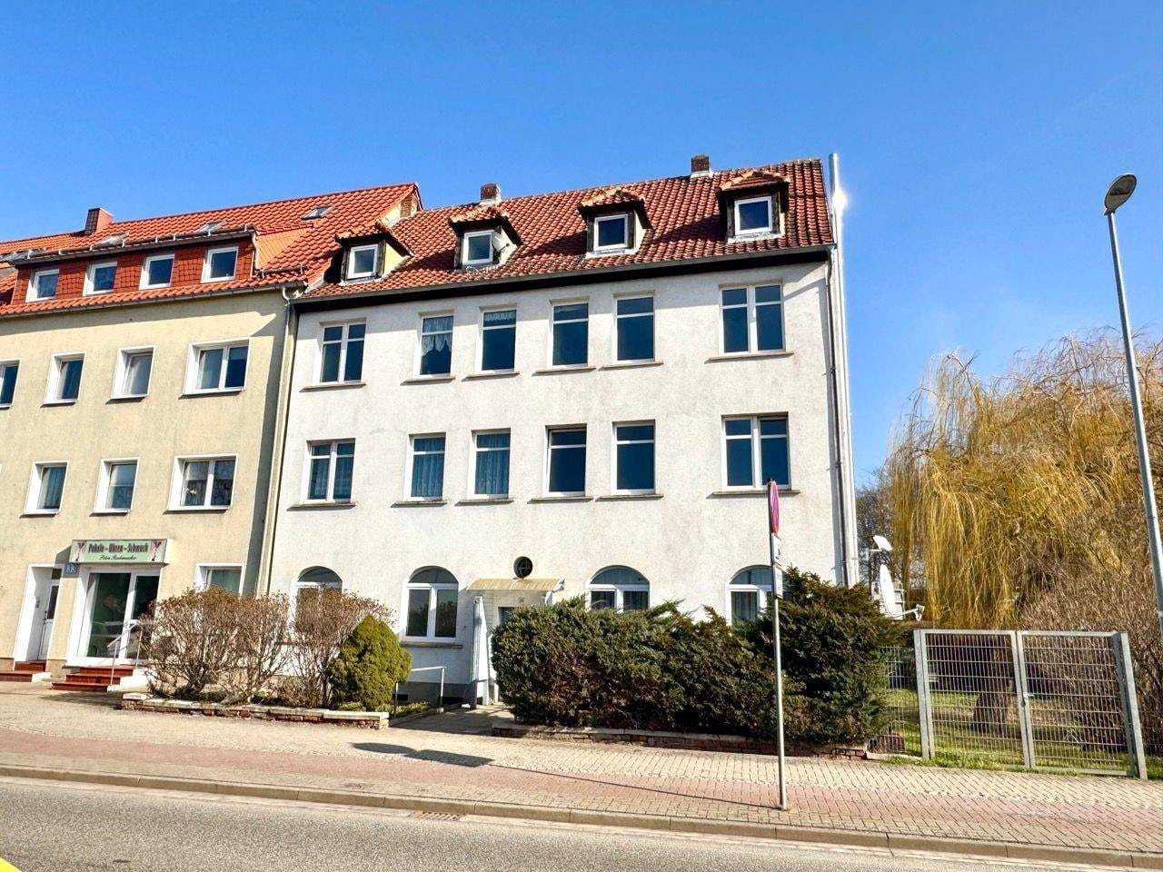 Immobilie in Halberstadt - Mehrfamilienhaus mit 7 Wohneinheiten - teilweise saniert, großes Entwicklungspotential - Bild 0