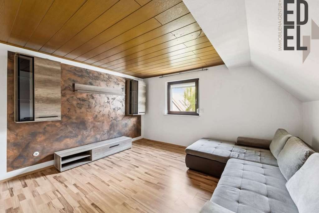 Immobilie in Sulzbach-Rosenberg - 3-Zimmer-Dachgeschosswohnung mit Garage & Gartenanteil in zentraler Lage von Sulzbach-Rosenberg - Bild 1