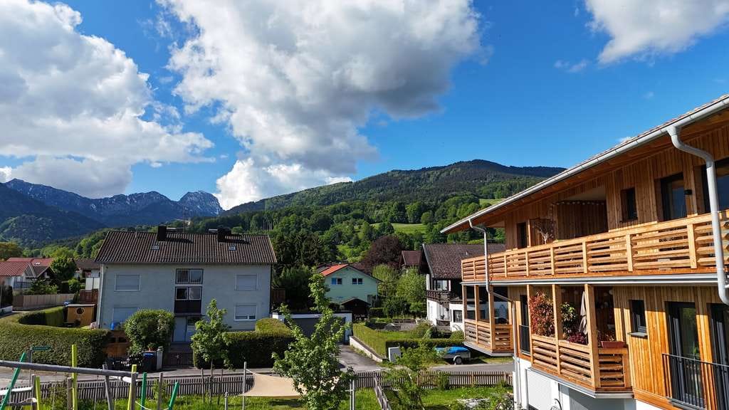 Immobilie in Bad Feilnbach - Alpenpanorama & modernes Wohnen: Exklusive 5-Zi Maisonette Wohnung mit 2 TG Plätzen - Neubau - Bild 2