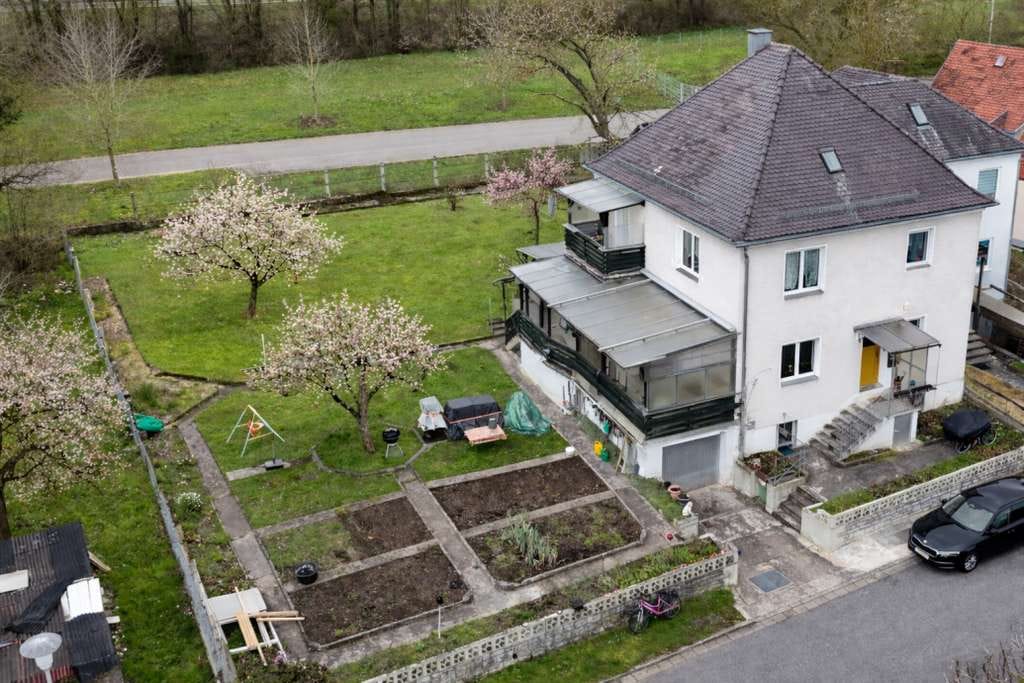 Immobilie in Greding - Großzügige Doppelhaushälfte mit ca. 1.000 m² Grundstück, Ausbaupotenzial & zusätzlicher Waldfläche - Bild 1