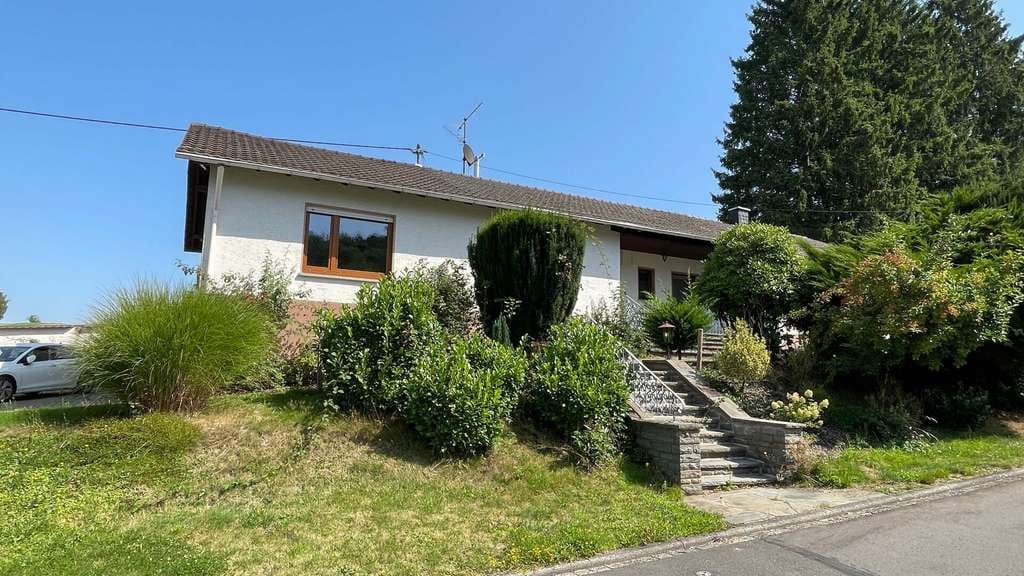Immobilie in Mammelzen - Geräumiger Bungalow mit großem Grundstück und Doppelgarage am Ortsrand von Altenkirchen! - Bild 2