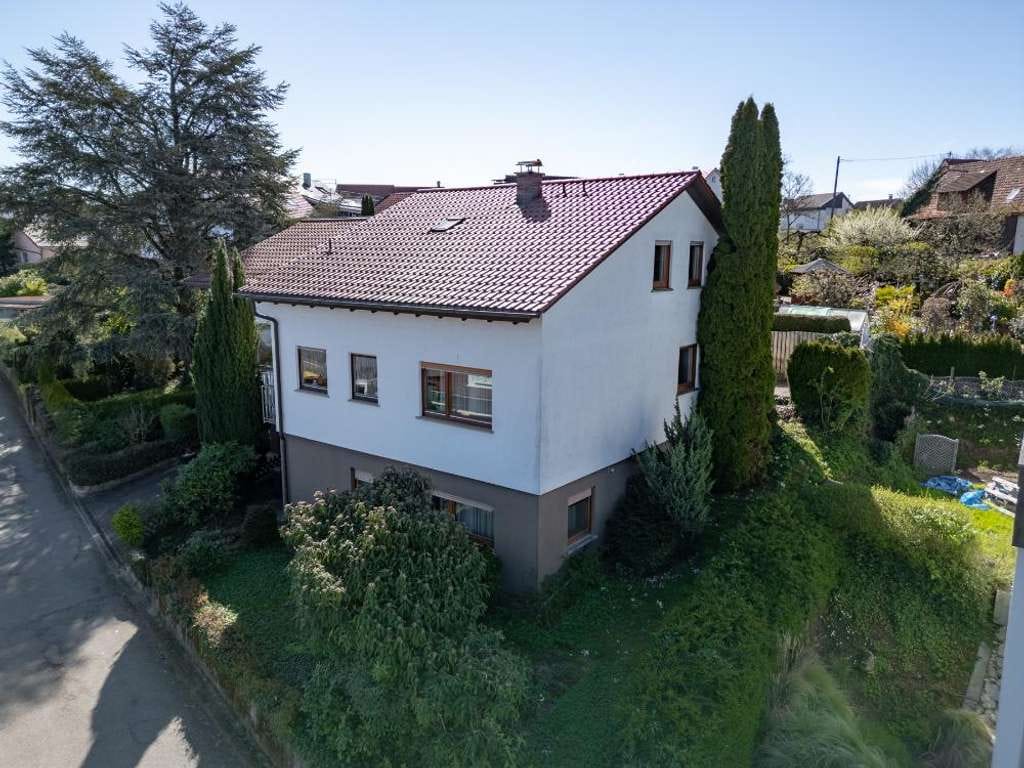 Immobilie in Schorndorf - Geräumiges Einfamilienhaus mit Einliegerwohnung und großem Garten + Platz für Ihren Fuhrpark - Bild 3