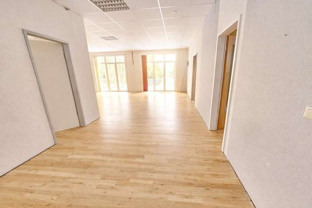 Immobilie in Hohenwestedt - 335m² Wohn-/Nutzfläche *aufstockbar* + 2.784m² bebaubares Grundstück - Bild 2
