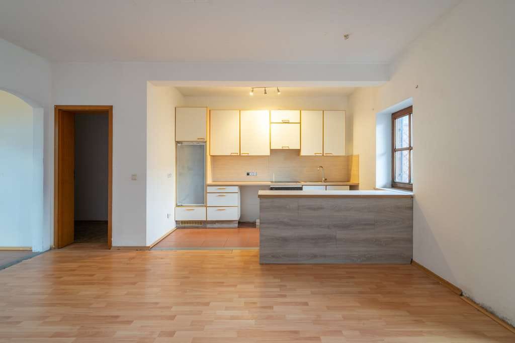 Immobilie in Schleching - Renovierungsbedürftige 3-Zimmer-Wohnung mit durchdachtem Grundriss und Bergblick Panorama - Bild 1