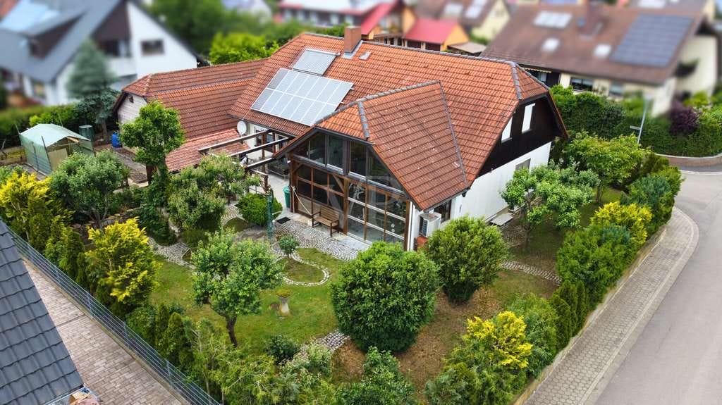 Immobilie in Gollhofen - Genug Platz für alle: Einfamilienhaus mit großem Garten und vorbereiteter Ausbaureserve im Dach - Bild 2