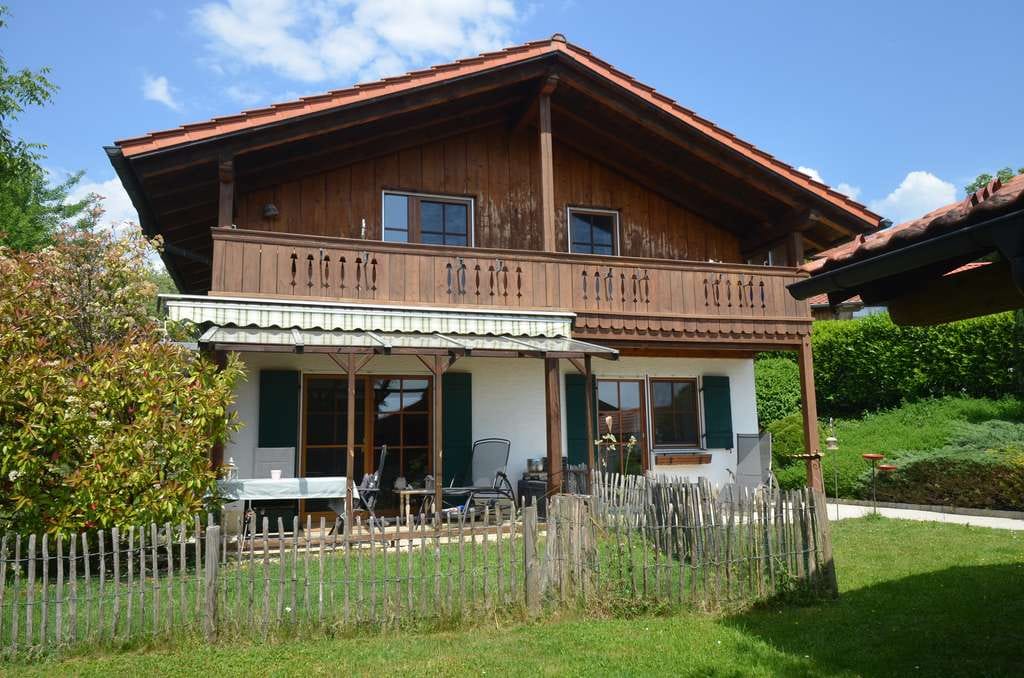 Immobilie in Nußdorf - Charmantes Einfamilienhaus mit großzügigem Garten, Garage und großem Carport in Nußdorf am Chiemsee - Bild 2