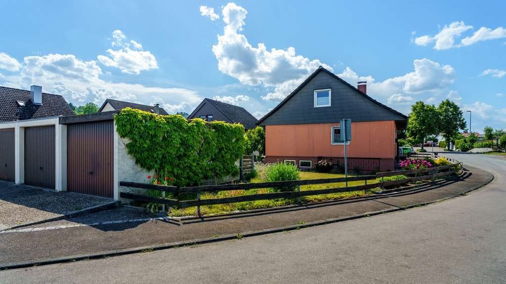 Immobilie in Mühlhausen-Ehingen - Charmantes Einfamilienhaus mit großem Garten in Mühlhausen-Ehingen
 - Bild 1