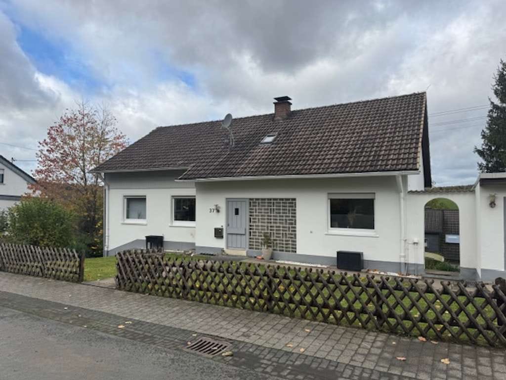 Immobilie in Wilnsdorf - Wilnsdorf OT Niederdielfen, großzügiges 2 Familienhaus  110/70m² in sonniger Aussichtslage - Bild 1
