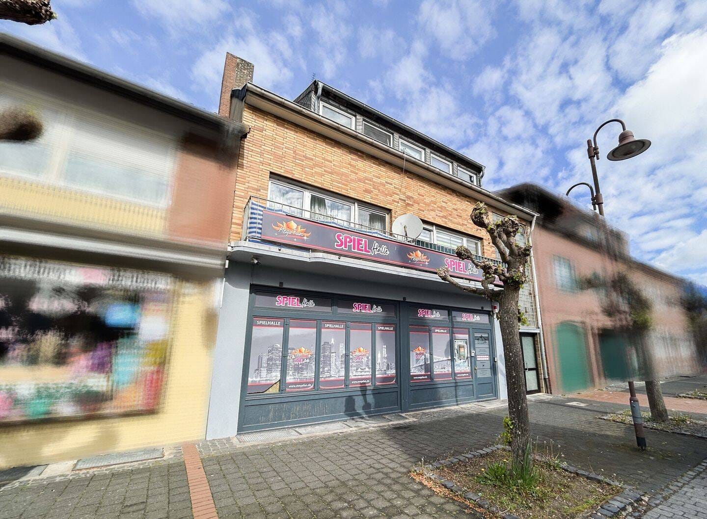Immobilie in Aldenhoven - Wohn- und Geschäftshaus in zentraler Lage von Aldenhoven mit vielseitiger Gewerbeeinheit und zwei großzügigen Wohnungen - Bild 1