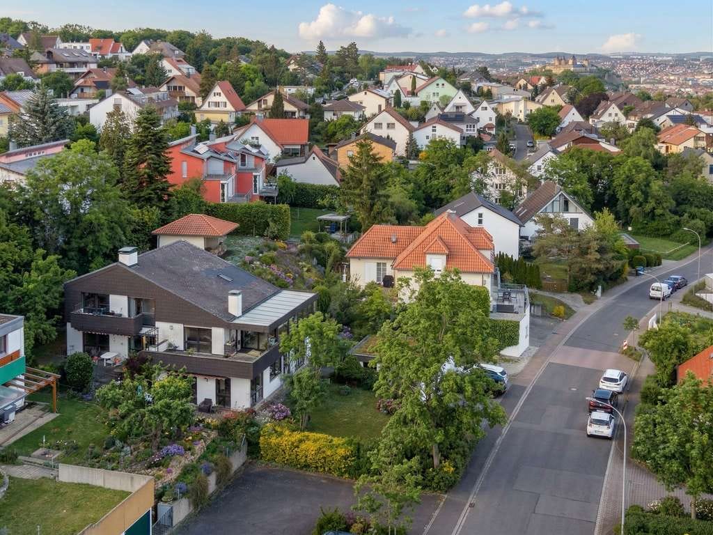 Immobilie in Höchberg - Elegantes, vielseitig nutzbares Architektenhaus mit Aussicht in Top-Lage - Bild 2