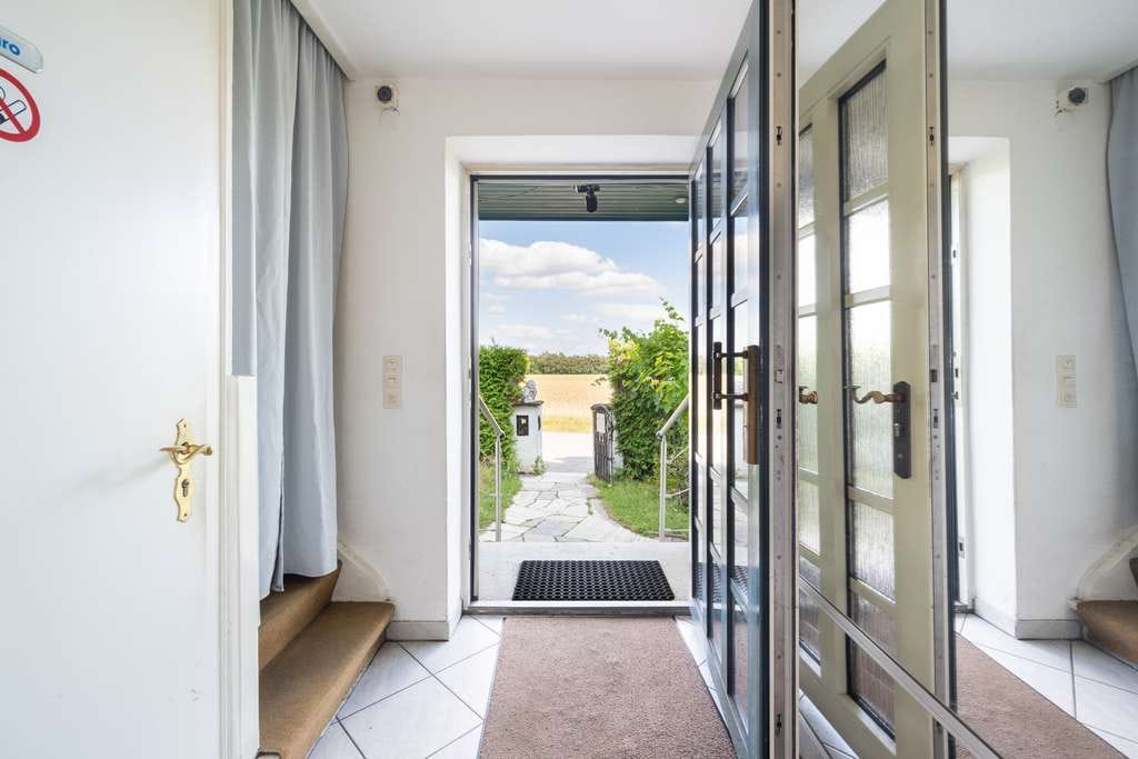 Immobilie in Gräfelfing - MÜNCHNER IG: Charmantes Zweifamilienhaus mit Blick ins Grüne – Ideal für Familien oder Investment! - Bild 3
