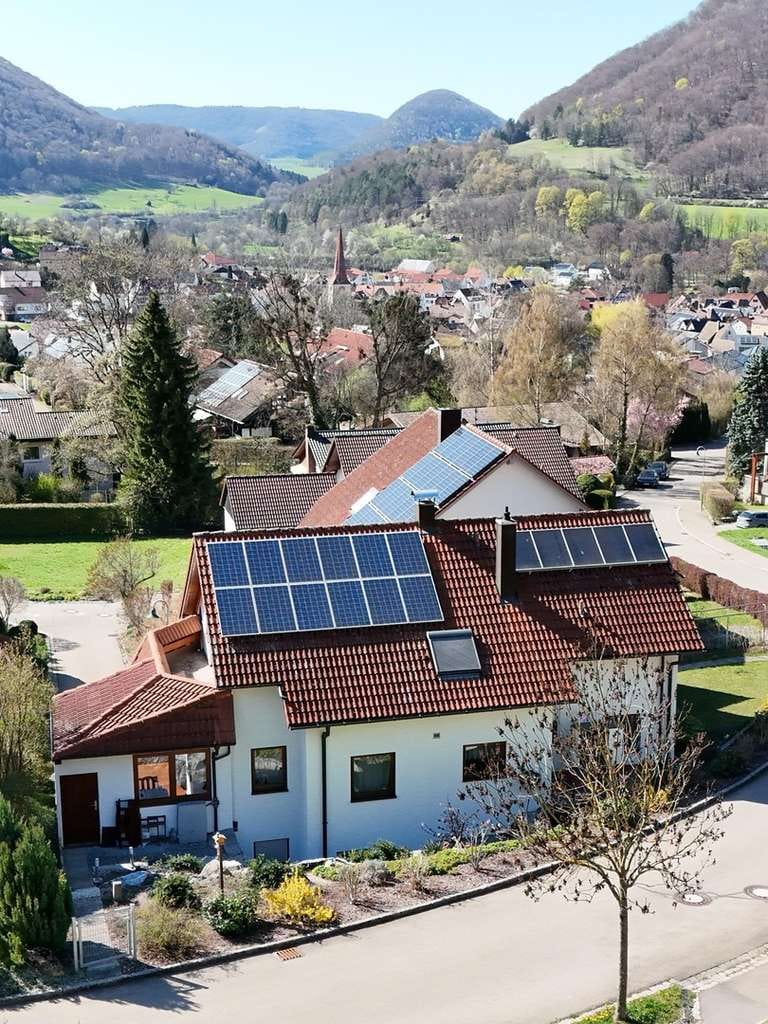 Immobilie in Bad Überkingen - Einfamilienhaus mit Einliegerwohnung, Talblick & Sonnenterrasse in ruhiger Lage, provisionsfrei - Bild 1