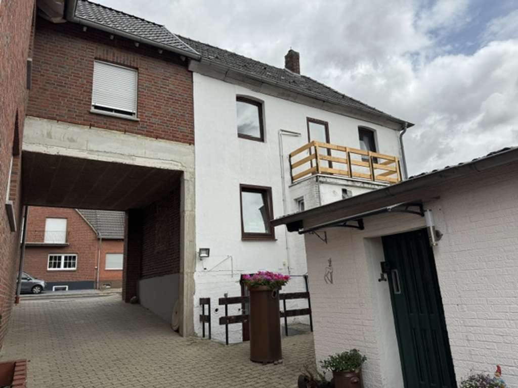 Immobilie in Geilenkirchen - Zweifamilienensemble mit Vorder- und Hinterhaus, Garage, Stellplätzen und idyllischem Garten! - Bild 2