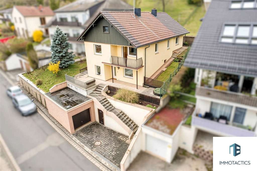 Immobilie in Bad Sobernheim - Einfamilienhaus mit südlicher Ausrichtung, eindrucksvoller Aussicht ,großzügigen Terrassen & Garage - Bild 0