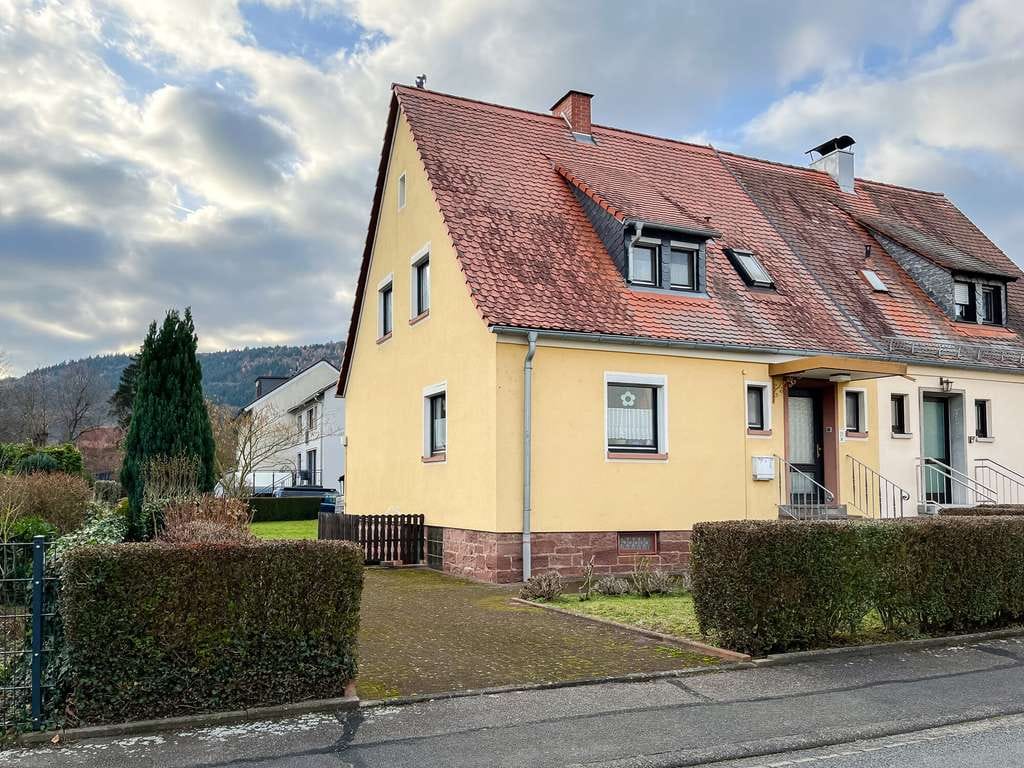Immobilie in Miltenberg - Doppelhaushälfte mit großem Garten & Stellplatz – ideal für Handwerker - Bild 0