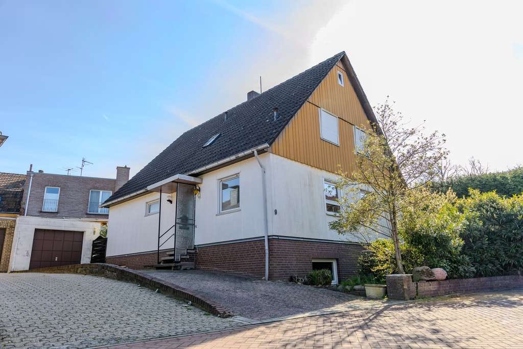 Immobilie in Emmerich am Rhein - Freistehendes Wohnhaus mit Garage und Souterrain in ruhiger Lage am Fuße des Eltenbergs - Bild 0