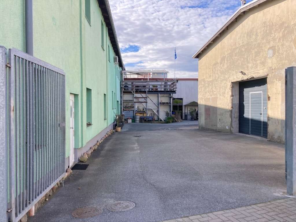 Immobilie in Stavenhagen - Vielseitig: Großzügige Wohnung + Gewerbeflächen + Kalthalle - Viel Platz für Ihre Ideen.... - Bild 3