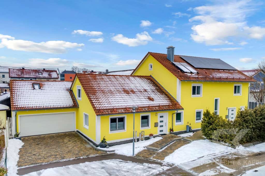 Immobilie in Teublitz - Modernes Einfamilienhaus mit ELW, Doppelgarage, PV-Anlage, viel Nutzfläche und Garten - Bild 0