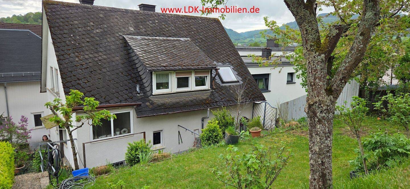 Immobilie in Eschenburg - Gepfl. EFH inkl. sep. DHH mit Scheune, Garage und Garten - Bild 1