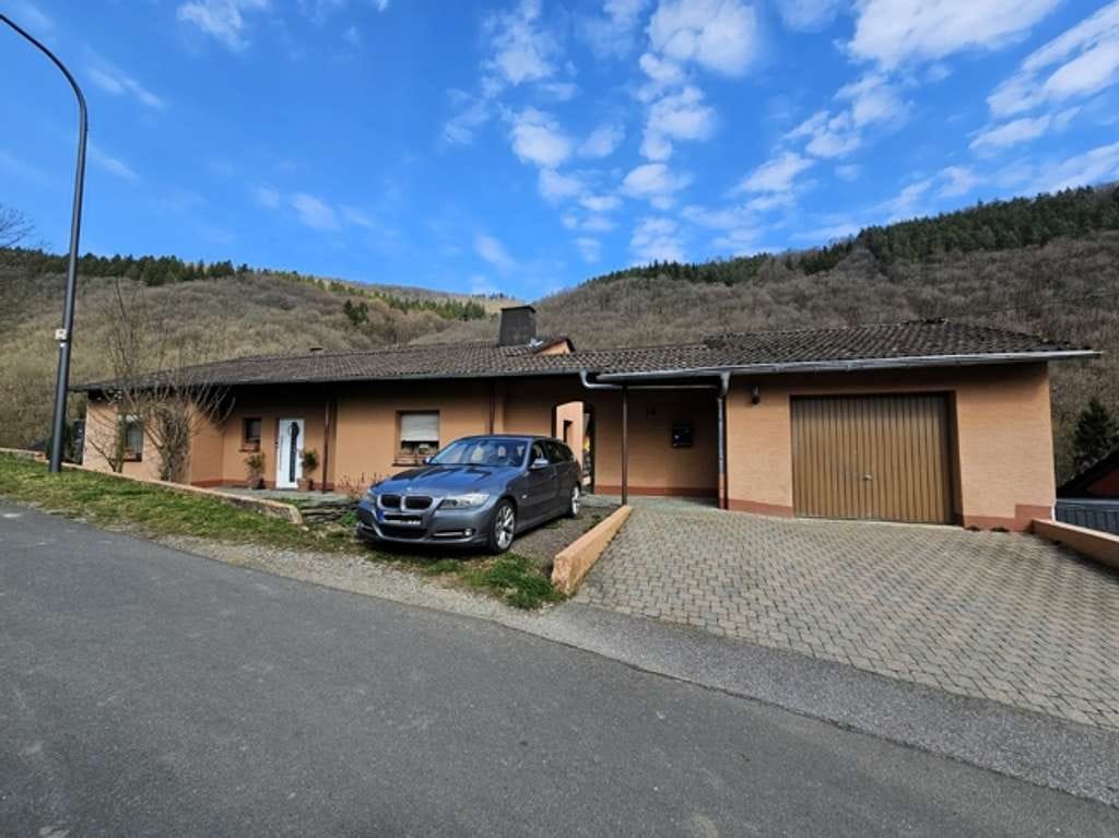 Immobilie in Simmerath - Freistehendes Zweifamilienhaus und Garage in ruhiger Lage - Bild 0