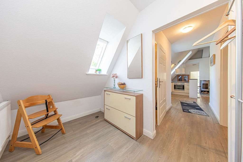 Immobilie in Stedesand - Außergewöhnliches Wohnen im großen Loft – Großzügige Dachgeschosswohnung mit Kamin & Gartenanteil - Bild 2