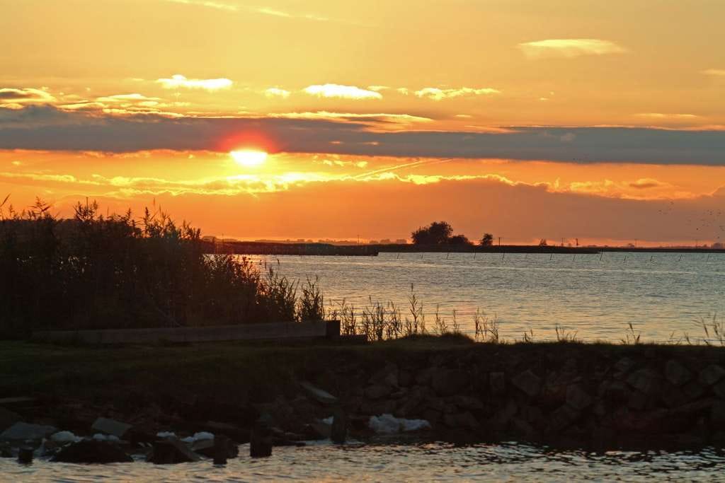 Immobilie in Fuhlendorf - Wohnen am Wasser: Altbau + Traumgrundstück m. Baureserve & Sunset-Garantie - Bild 4