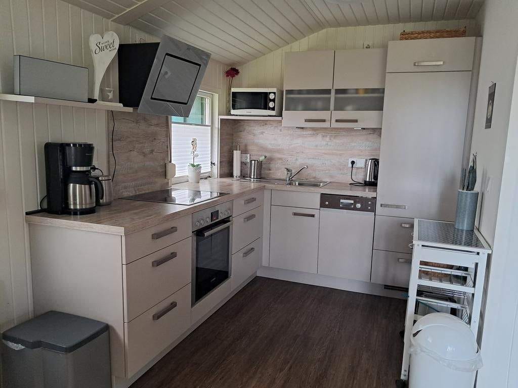 Immobilie in Silberstedt - Gepflegtes Ferienhaus mit wunderschönem Garten, Terrassen, Kaminofen und Carport - Bild 2