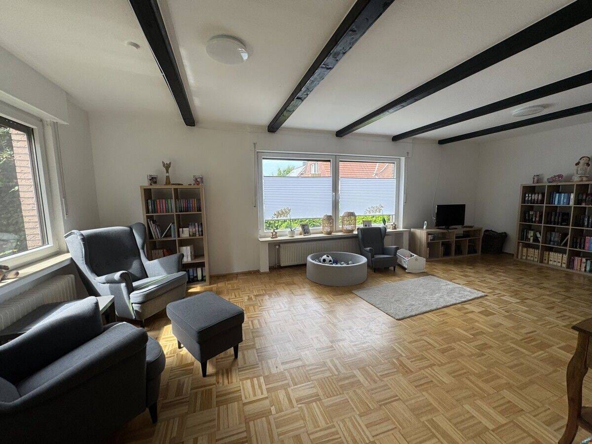Immobilie in Wiefelstede - Familienglück auf grünem Grundstück:  Charmantes Einfamilienhaus in zentraler Lage von Wiefelstede - Bild 2