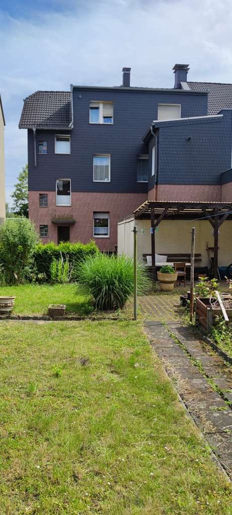 Immobilie in Recklinghausen - Preisreduzierung! 3-Familienhaus, 2 Wohnungen freigezogen, mit 2 Garagen und Garten in RE-Hochlar - Bild 0