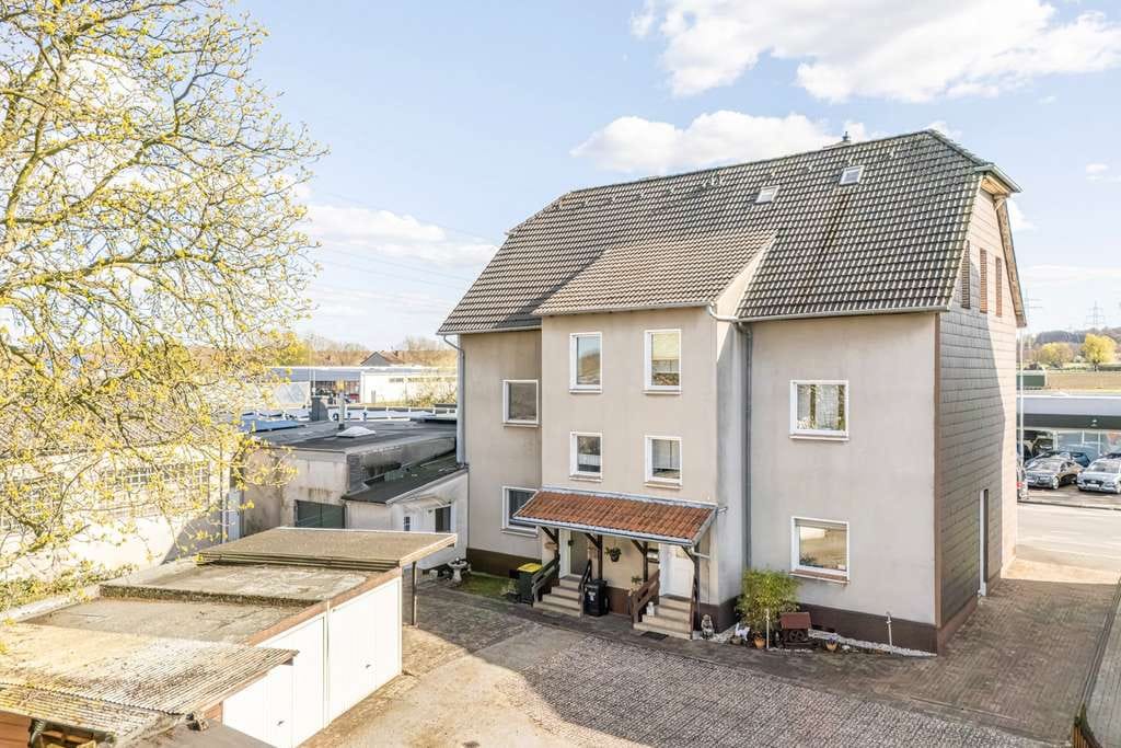 Immobilie in Castrop-Rauxel - Vielseitiges Dreifamilienhaus mit großem Grundstück und 4 Garagen - Bild 0