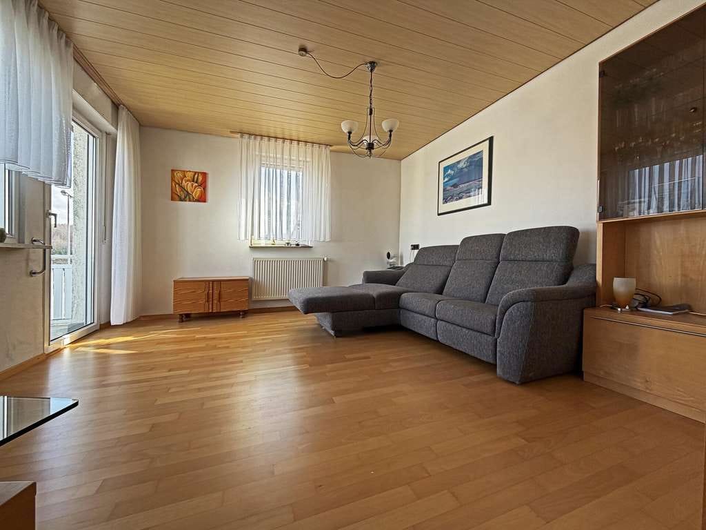 Immobilie in Frickenhausen - Glücksgriff für Familien und Schrauber. 
8 Zimmer auf 149 m². Plus 251 m² Fläche.
2 große Garagen. - Bild 2