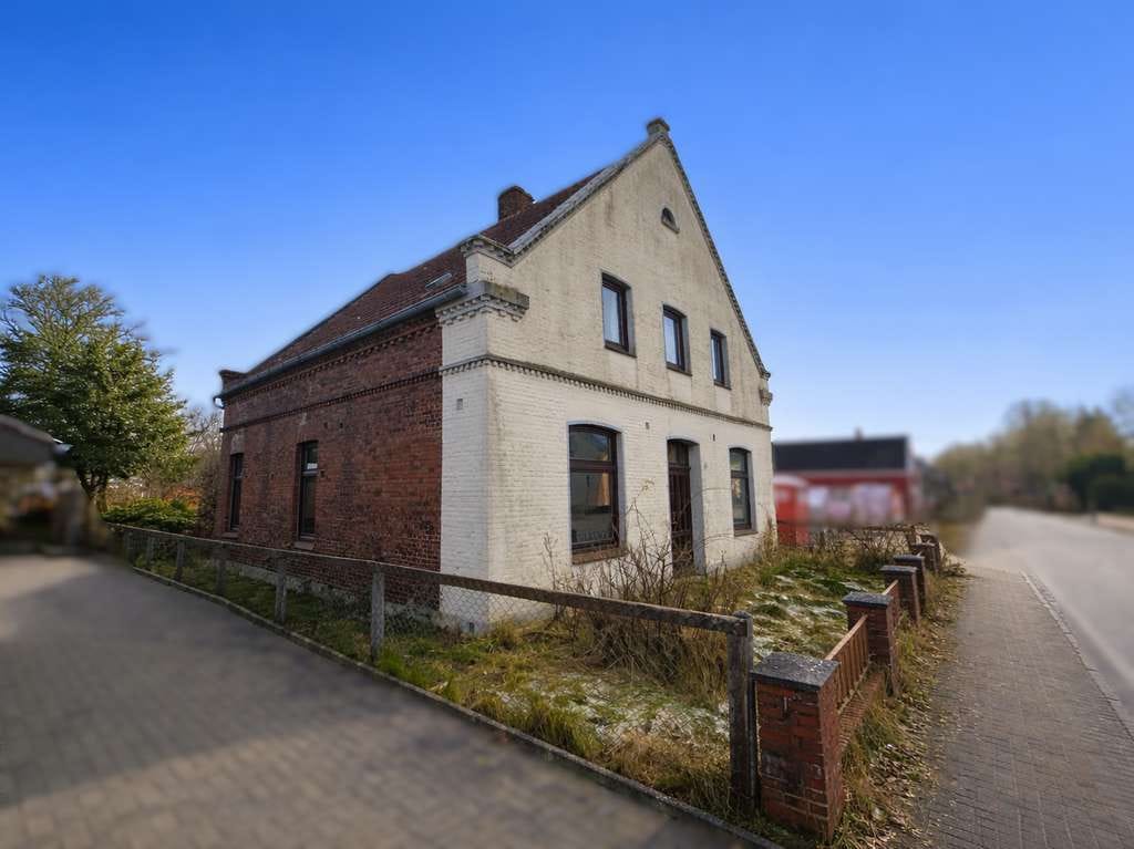 Immobilie in Brake - Einfamilienhaus mit attraktivem Entwicklungspotenzial in bester Lage von Brake - Bild 0