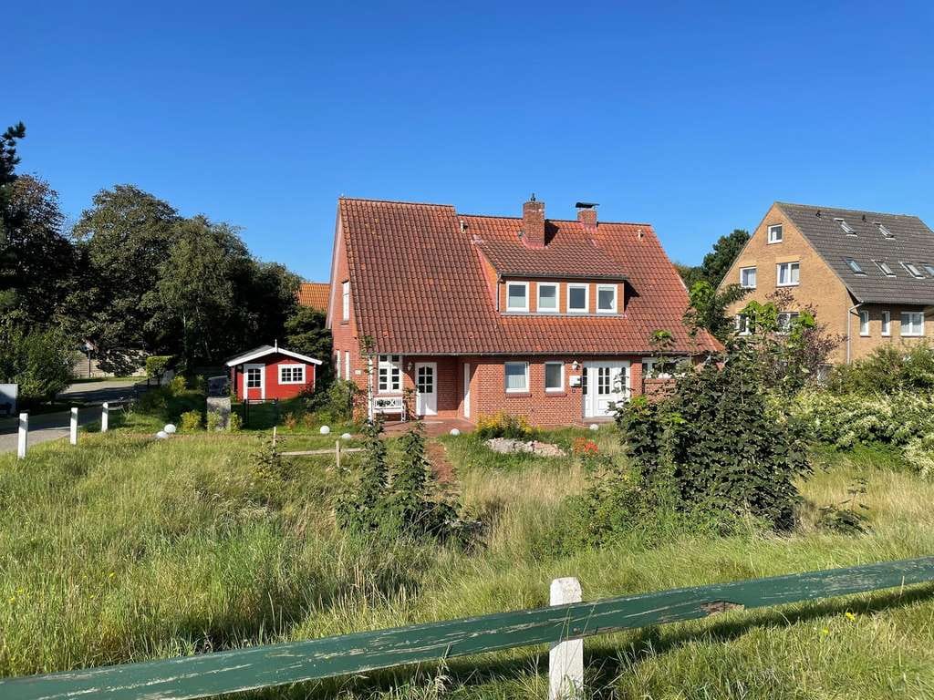 Immobilie in Langeoog - LANGEOOG: Exklusives 5 ***** Ferienhaus in begehrter Sackgassenlage unweit des Golfclubs! - Bild 1