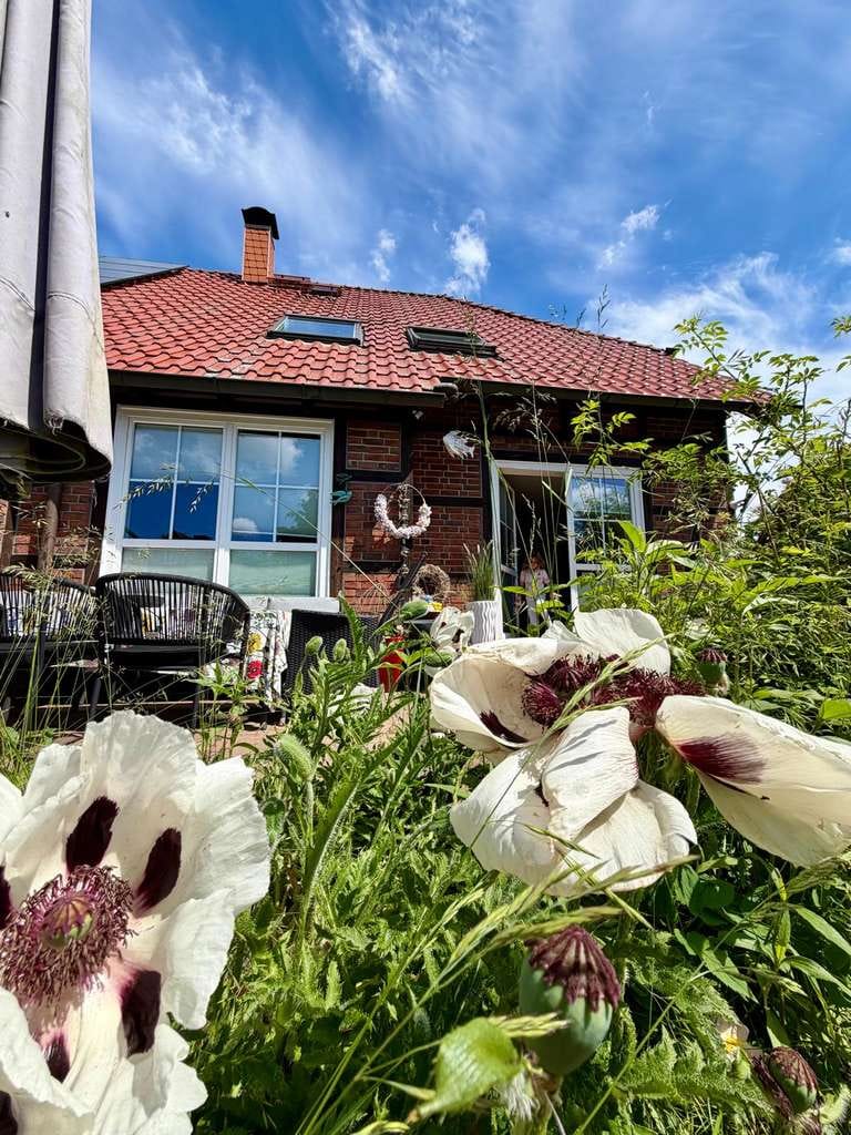Immobilie in Gelbensande - ROVISIONSFREI – Wohnen, wo andere Urlaub machen: Familienhaus mit Kamin, Traumgarten und Ostseenähe - Bild 1