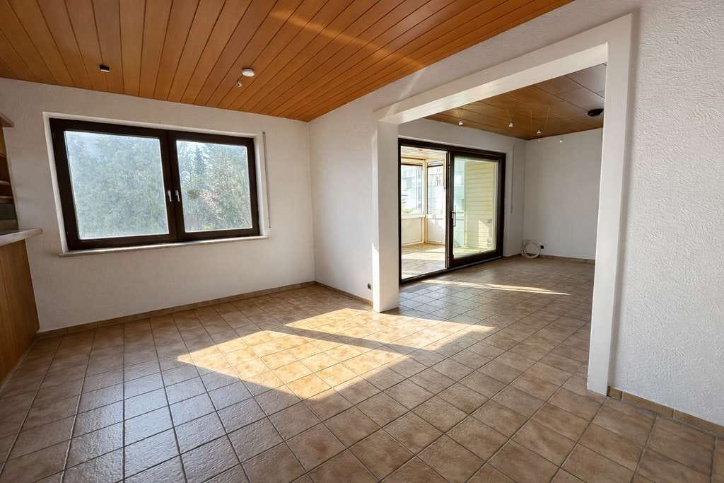 Immobilie in Steinenbronn - Gepflegte 4,5-Zimmerwohnung mit off. Kamin, Wintergarten und gem. Gartenbereich - Bild 2