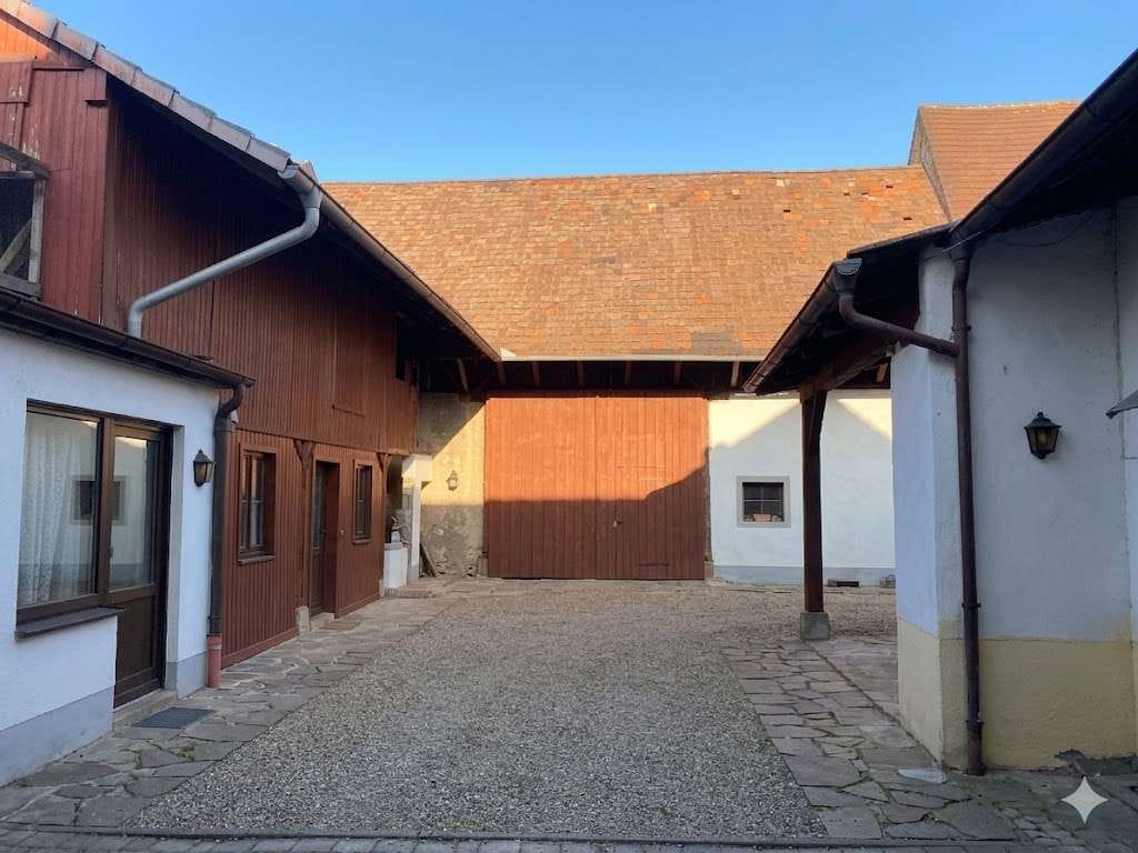 Immobilie in Karlsdorf-Neuthard - Charmantes Sanierungsprojekt mit Ausbaupotential: Historisches Anwesen in idyllischer Ortsrandlage - Bild 0