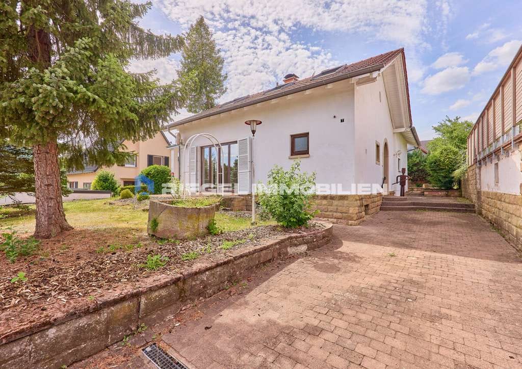 Immobilie in Otterbach - Sie hier? Wir auch! Einfamilienhaus in ruhiger Lage mit großem Grundstück - Bild 3