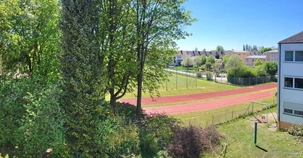 Immobilie in Eichenau - Mit schönem Ausblick ins Grüne– 
Kurzfristig beziehbar– Freie 3-Zi.-Wohnung mit Südloggia u. Garage - Bild 1
