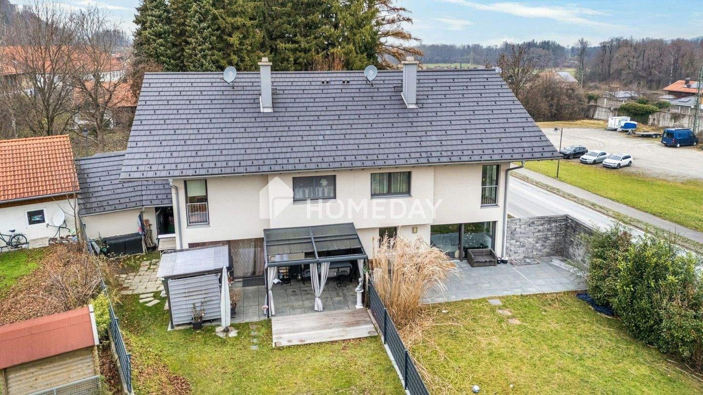 Immobilie in Flintsbach am Inn - Stilvolle Doppelhaushälfte mit durchdachtem Wohnkonzept und Wohlfühlambiente - Bild 0