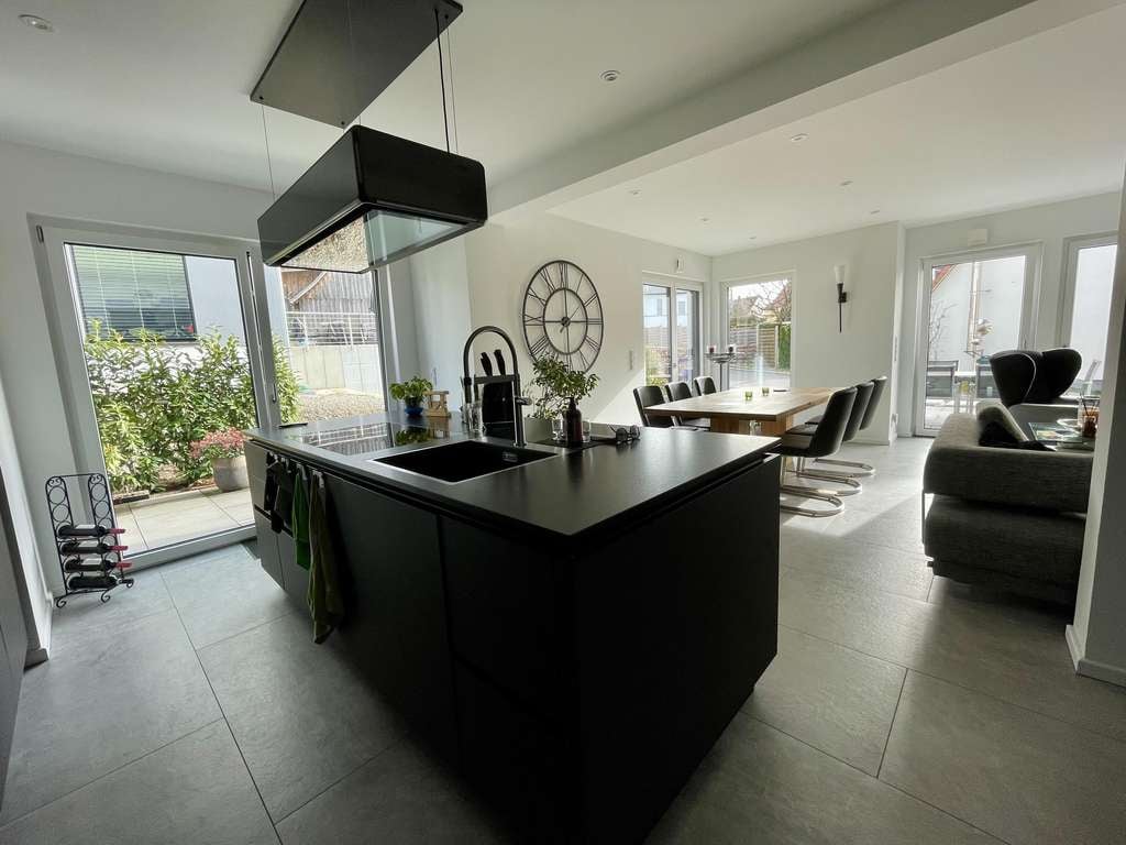 Immobilie in Geislingen - Einfach einziehen - Modernes Einfamilienhaus mit sonniger Terrasse und Garten!  - Bild 3
